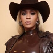 Beyoncé, il papà accusa: “Snobbata dai Country Music Awards perché nera” Beyoncé, il papà accusa: “Snobbata dai Country Music Awards perché nera”