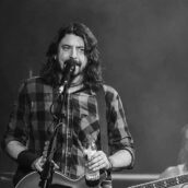 Dave Grohl è diventato di nuovo papà ma, la mamma della bimba non è sua moglie Dave Grohl è diventato di nuovo papà ma, la mamma della bimba non è sua moglie