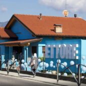Nasce un figlio maschio e dipinge la casa di azzurro Nasce un figlio maschio e dipinge la casa di azzurro