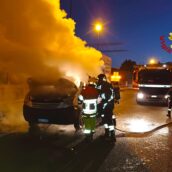 Due incendi nella notte ad Avellino: in fiamme un’auto in sosta e un furgone in transito Due incendi nella notte ad Avellino: in fiamme un’auto in sosta e un furgone in transito