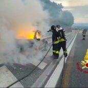 Due incendi sull’A16 Napoli-Canosa: gli interventi dei Vigili del Fuoco di Avellino Due incendi sull’A16 Napoli-Canosa: gli interventi dei Vigili del Fuoco di Avellino