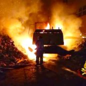 Sperone, incendio in un’azienda di pellet: Vigili del Fuoco in azione per ore Sperone, incendio in un’azienda di pellet: Vigili del Fuoco in azione per ore