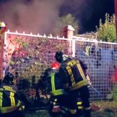 Altavilla Irpina, deposito a fuoco: all’interno morti conigli e galline Altavilla Irpina, deposito a fuoco: all’interno morti conigli e galline