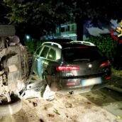 Auto si ribalta nella notte ad Avellino: paura per una donna di 42 anni Auto si ribalta nella notte ad Avellino: paura per una donna di 42 anni