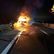 Grottaminarda, in fiamme autocarro in transito sull’A16: intervengono i Vigili del Fuoco Grottaminarda, in fiamme autocarro in transito sull’A16: intervengono i Vigili del Fuoco