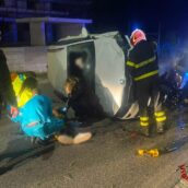 Incidente stradale ad Avellino, auto si ribalta: tre feriti, due estratti dalle lamiere Incidente stradale ad Avellino, auto si ribalta: tre feriti, due estratti dalle lamiere