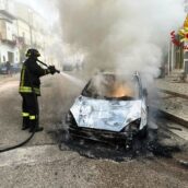 Calitri, in fiamme auto in sosta: intervengono i Vigili del Fuoco Calitri, in fiamme auto in sosta: intervengono i Vigili del Fuoco