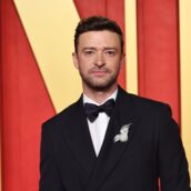 Justin Timberlake canta di fronte a una fan (ma lei non si accorge di nulla perché messaggia al telefono) Justin Timberlake canta di fronte a una fan (ma lei non si accorge di nulla perché messaggia al telefono)
