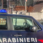 Intento a fare lavori in casa, precipita da sei metri e muore Intento a fare lavori in casa, precipita da sei metri e muore