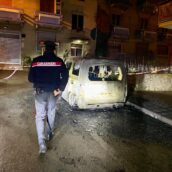 Fiamme nella notte a Solofra: auto distrutta, Carabinieri al lavoro