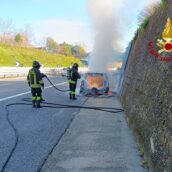 Incendio sull’A16 Napoli-Canosa: auto in fiamme a Mercogliano, nessun ferito