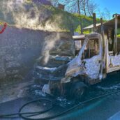 A16, furgone prende fuoco durante il transito