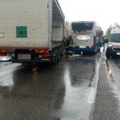 Asfalto viscido, incidente lungo la Telesina: coinvolti un camion e un pullman Asfalto viscido, incidente lungo la Telesina: coinvolti un camion e un pullman