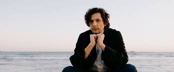 Ermal Meta annuncia il raduno con i fan e il tour nei teatri Ermal Meta annuncia il raduno con i fan e il tour nei teatri