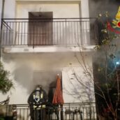 Fiamme in un appartamento, paura nella notte a Castel Baronia
