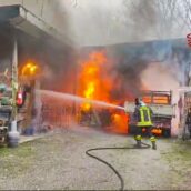 Avellino, deposito edile in fiamme: paura in città Avellino, deposito edile in fiamme: paura in città