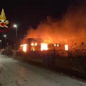 Sperone, vasto incendio in un capannone industriale Sperone, vasto incendio in un capannone industriale