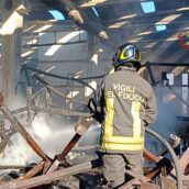 Incendio in un capannone a Sperone: ultimate le operazioni di spegnimento e messa in sicurezza