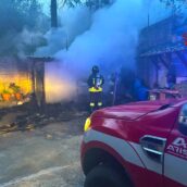 Montoro, incendio nella legnaia: intervento tempestivo dei Vigili del Fuoco evita danni all’abitazione