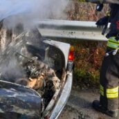 A fuoco auto in transito: 74enne vivo per miracolo