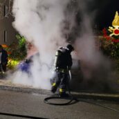 Auto in fiamme a Mercogliano: caschi rossi in azione