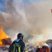 Incendio a Bisaccia: Vigili del Fuoco in azione per spegnere due capannoni agricoli