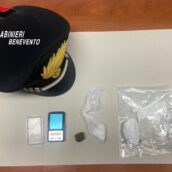 Benevento, getta la droga dalla finestra della propria abitazione: arrestato dai Carabinieri