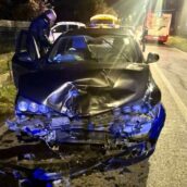 Violento scontro frontale tra due auto: ferito un minore