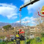 Avellino, sbanda con l’auto e si ribalta: 37enne in ospedale