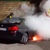 Contrada, auto in fiamme nella notte: caschi rossi in azione