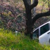 I Carabinieri prestano soccorso a una donna dopo un incidente stradale