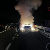 Incendio sull’A16 Napoli-Canosa, auto in fiamme: intervengono i Vigili del Fuoco