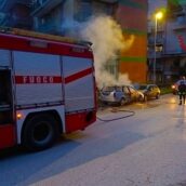 Avellino, auto in fiamme a Via Annarumma: intervenuti i Vigili del Fuoco