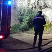 Villamaina, in fiamme un deposito vicino a una casa disabitata: indagini in corso