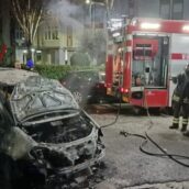 Avellino, incendio nella notte: in fiamme un’auto in sosta