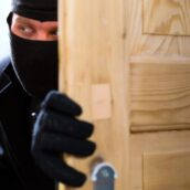 Raid in un’abitazione: i ladri portano via un bottino da oltre 10mila euro Raid in un’abitazione: i ladri portano via un bottino da oltre 10mila euro