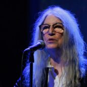 Problemi per Patti Smith a un concerto, poi canta in sedia a rotelle Problemi per Patti Smith a un concerto, poi canta in sedia a rotelle