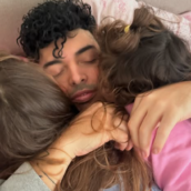 Stash saluta Sanremo abbracciato alle sue bambine Stash saluta Sanremo abbracciato alle sue bambine