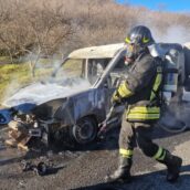 Monteforte, furgone in fiamme: intervengono i Vigili del Fuoco
