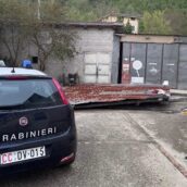 Torrioni, tragedia sfiorata per il crollo di una lamiera: anziano travolto dal vento Torrioni, tragedia sfiorata per il crollo di una lamiera: anziano travolto dal vento