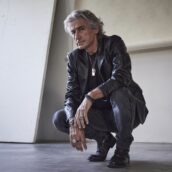 Ligabue si mostra “in giro”… perché sta per tornare “I ragazzi sono in giro” del 1995
