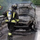Auto in fiamme sull’A16: paura per una 53enne Auto in fiamme sull’A16: paura per una 53enne