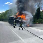 Autobus in fiamme sulla SP 283: fortunatamente non c’erano passeggeri a bordo Autobus in fiamme sulla SP 283: fortunatamente non c’erano passeggeri a bordo