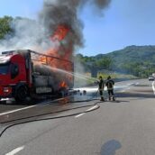 Autocarro carico di materiale plastico a fuoco: caos in Autostrada Autocarro carico di materiale plastico a fuoco: caos in Autostrada