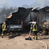 Forino, violento incendio in un deposito: una persona in gravi condizioni Forino, violento incendio in un deposito: una persona in gravi condizioni