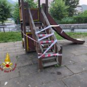 Montella, bambino incastrato in una giostrina: soccorso dai Vigili del Fuoco Montella, bambino incastrato in una giostrina: soccorso dai Vigili del Fuoco