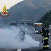 Auto in fiamme sulla A16: intervengono i Vigili del Fuoco Auto in fiamme sulla A16: intervengono i Vigili del Fuoco