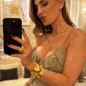 Anna Tatangelo mostra con orgoglio il pancione sui social Anna Tatangelo mostra con orgoglio il pancione sui social