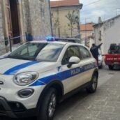 Avella, minori lanciano tronco di legno contro il giardino di un’abitazione
