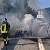 Auto in fiamme sulla A16: nessun ferito
